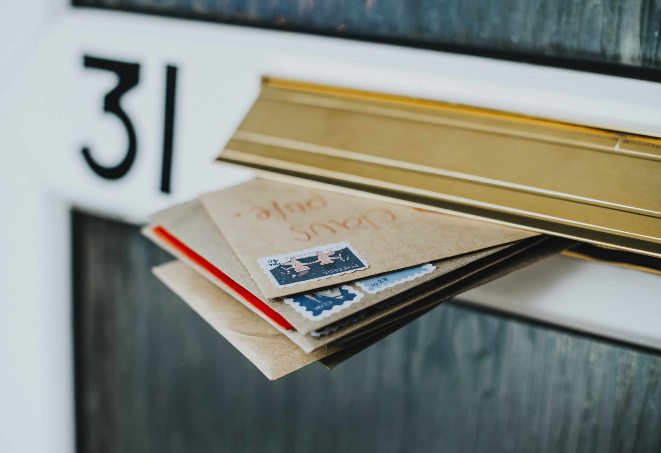 Post im Briefkasten an der Tür